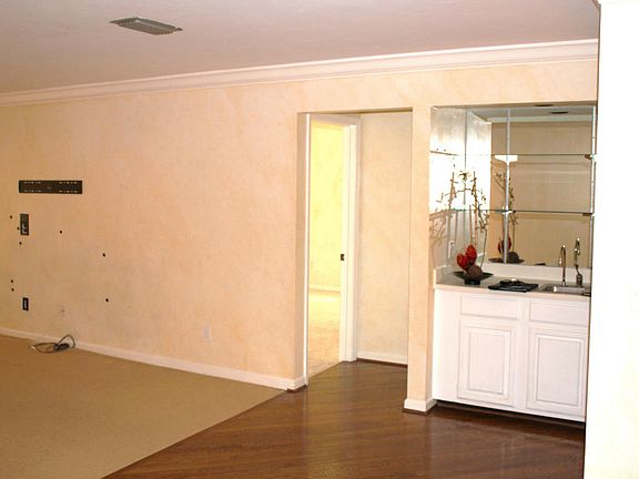 3rd image of 4300 Lakeside Dr Unit 3