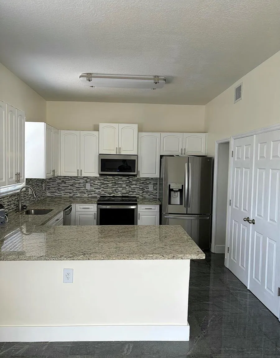 3 bed, 2.5 bath, 2428 sqft, $4,400 — Photo 2