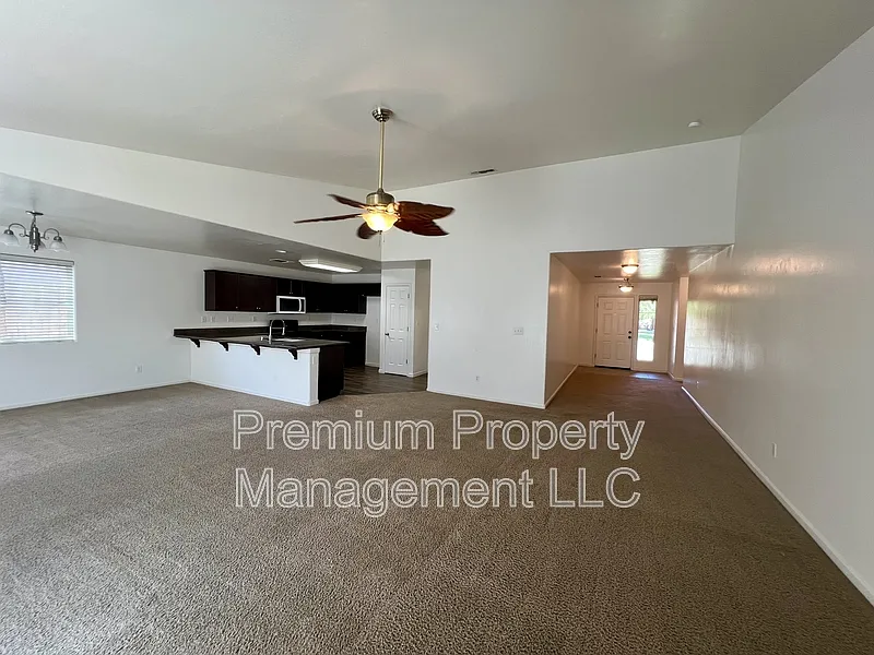 4 bed, 2.0 bath, 1968 sqft, $2,400 — Photo 3