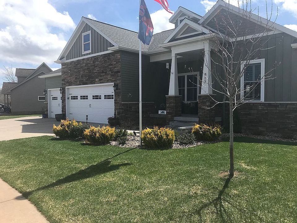 2nd image of 817 Camelot Dr