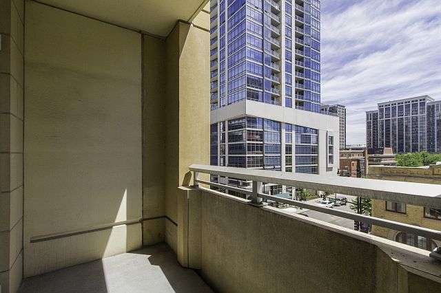 1st image of 1400 S Michigan Ave APT 401