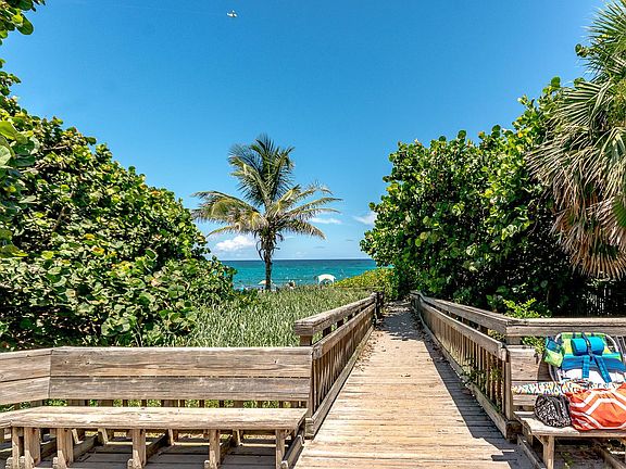 Entrance to beach from driveway