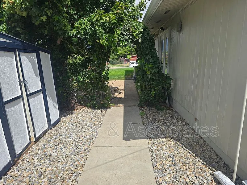 4 bed, 1.0 bath, 1200 sqft, $1,895 — Photo 4