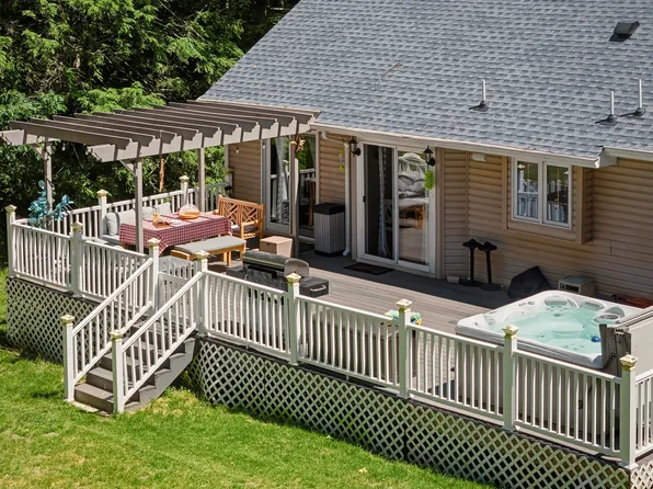 1530 Wooded Acres Dr, Stroudsburg, PA 18360
