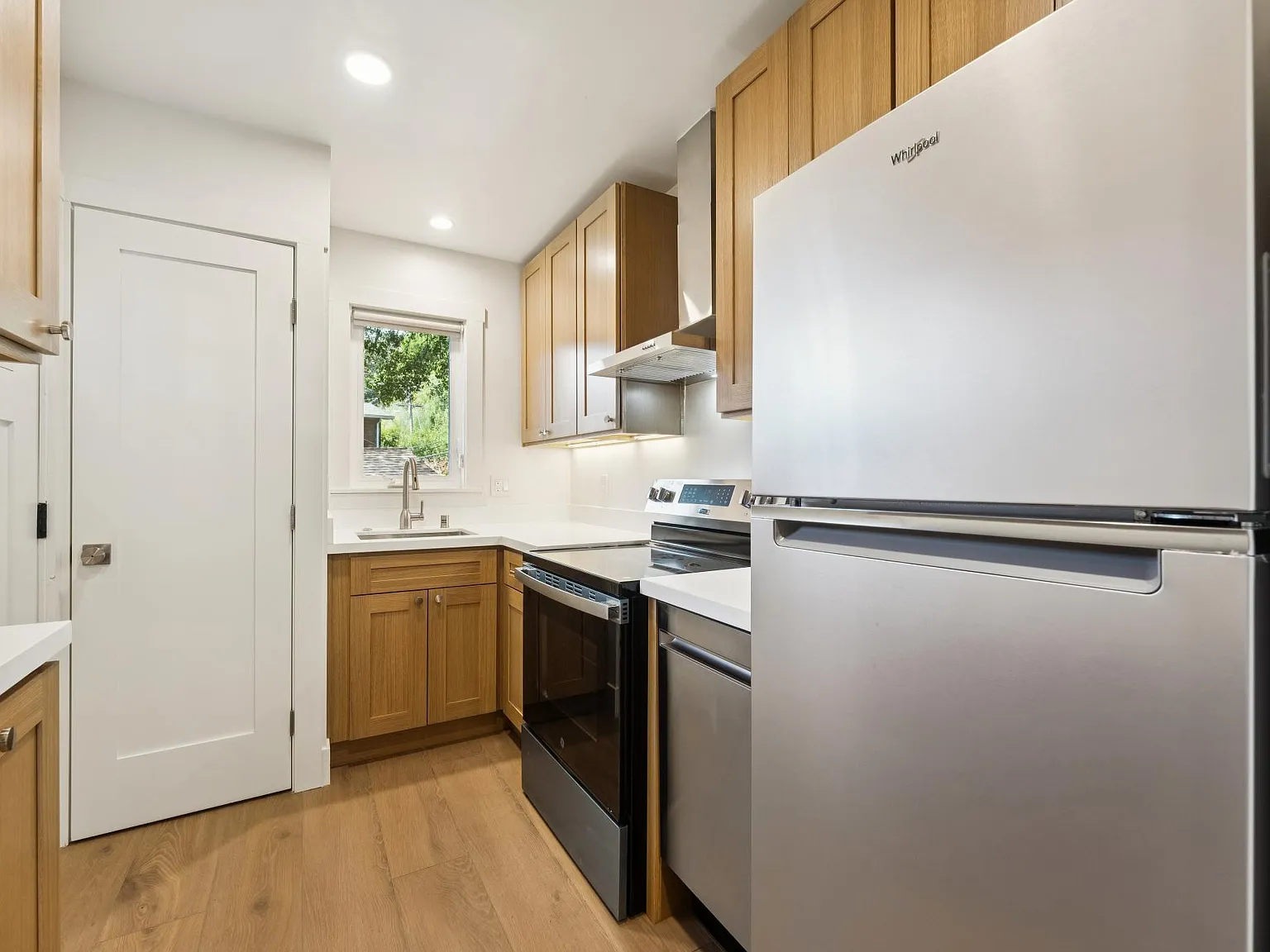 1 bed, 1.0 bath, 600 sqft, $3,450 — Photo 3