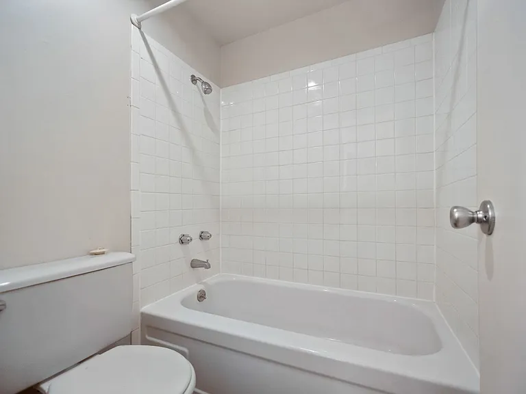 Renovated 2bd/1ba Millwood Apartment | A/C | Covered Parking | Pet Friendly | Avail Upon Request — Photo 6