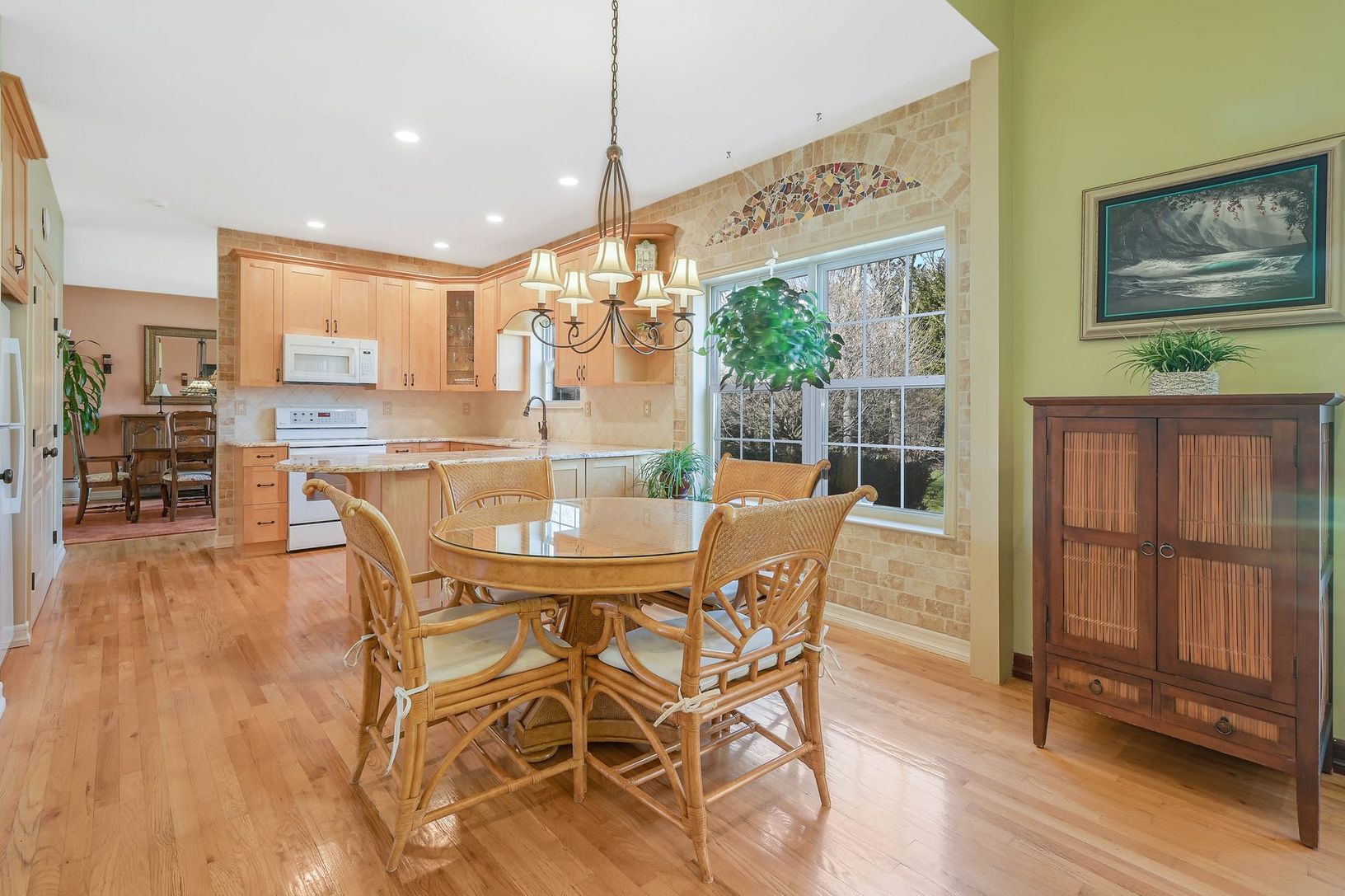  Kitchen Dining Area