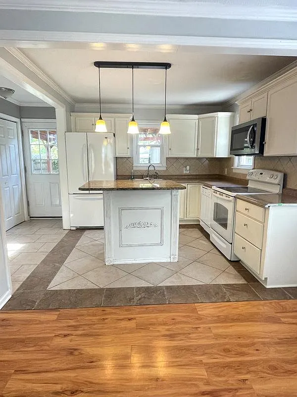 3 bed, 960 sqft, $1,700 — Photo 4