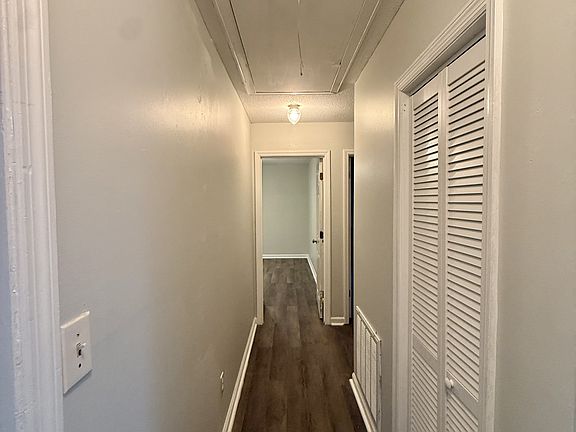 4th image of 2206 Country Club Ln APT B