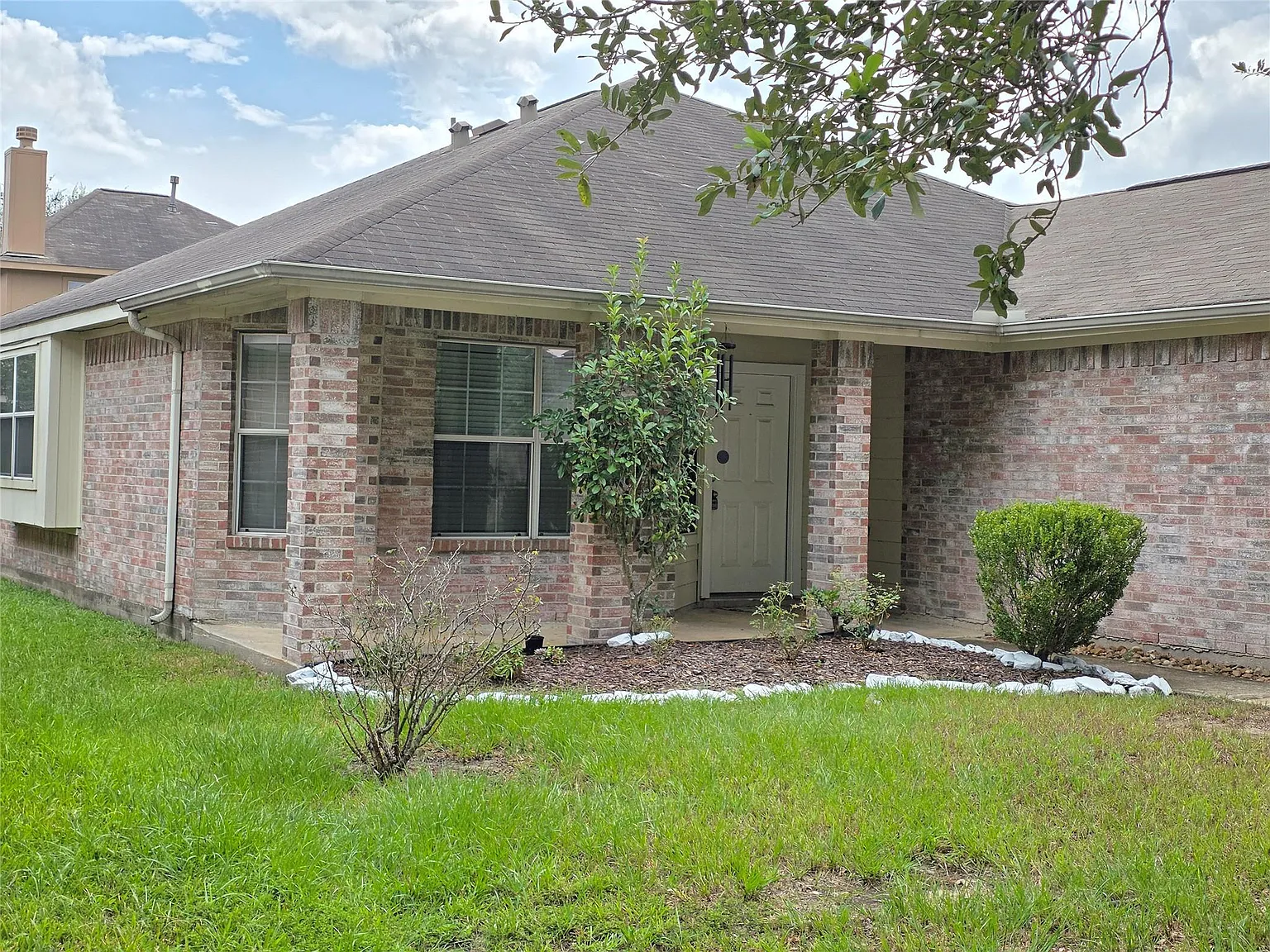 3 bed, 2.0 bath, 1613 sqft, $1,930 — Photo 2