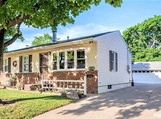312 Edgewood Dr, Pekin, IL 61554