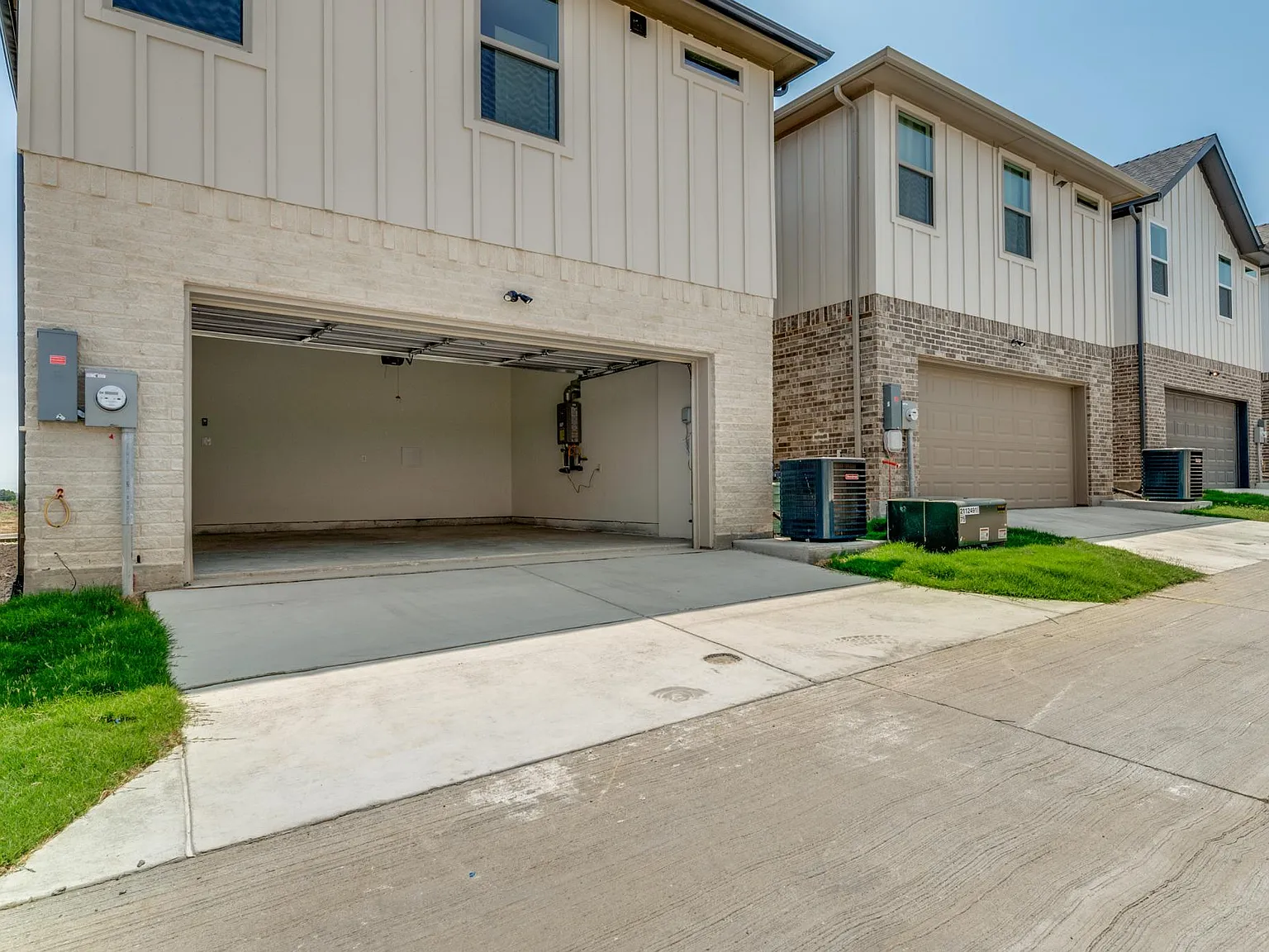 3 bed, 2.5 bath, 1659 sqft, $2,400 — Photo 2