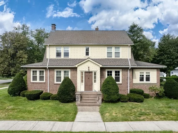 46 Hawthorn St, Longmeadow, MA 01106