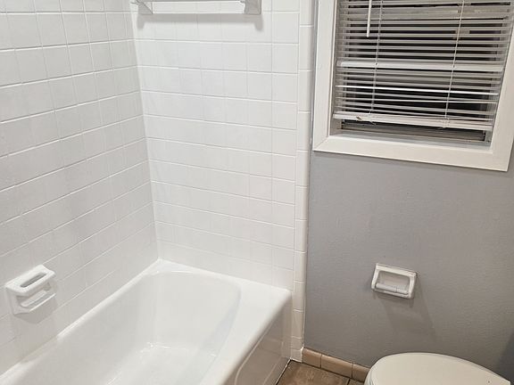 5th image of 906 Alyse St