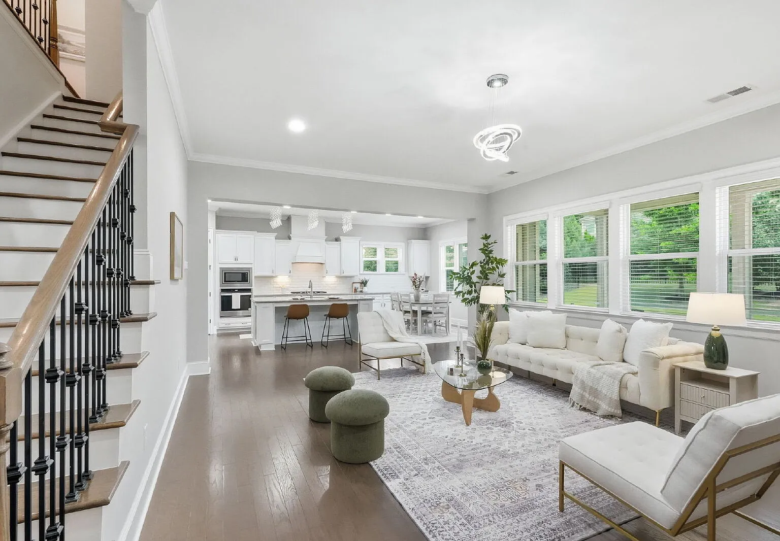 5 bed, 4.0 bath, 8759 sqft, $5,350 — Photo 2
