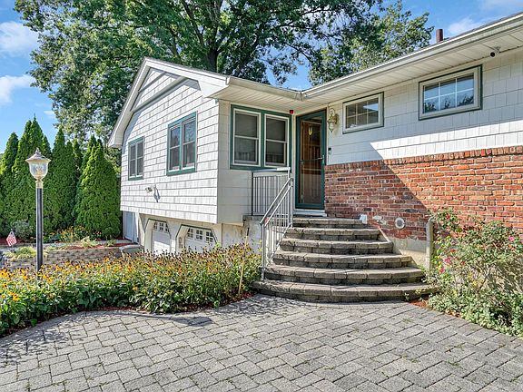 2nd image of 1 Pinoak Ln