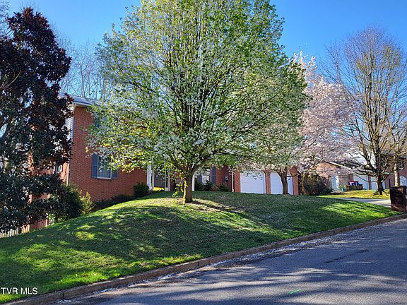5th image of 1613 Strawberry Ln