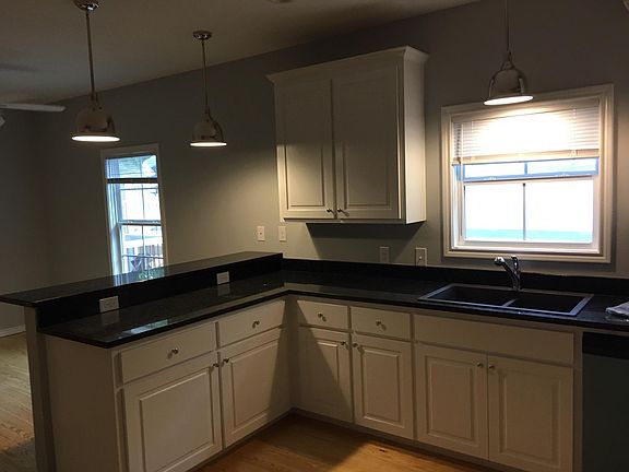 3rd image of 1420 Tanglewood Cir