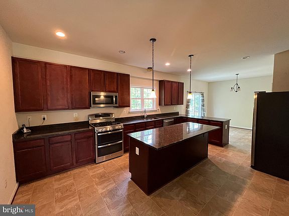3rd image of 47 Summerfield Ln