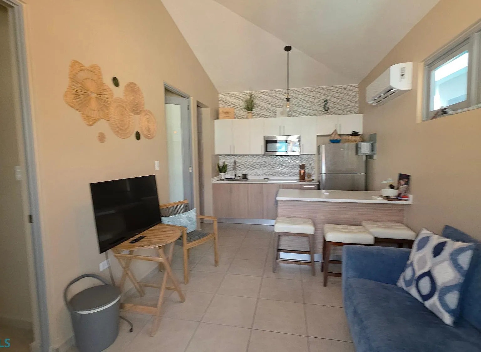 2 bed, 1.0 bath, 400 sqft, $1,400 — Photo 2