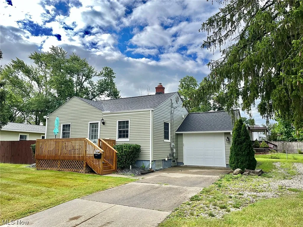 704 Oak St photo 1