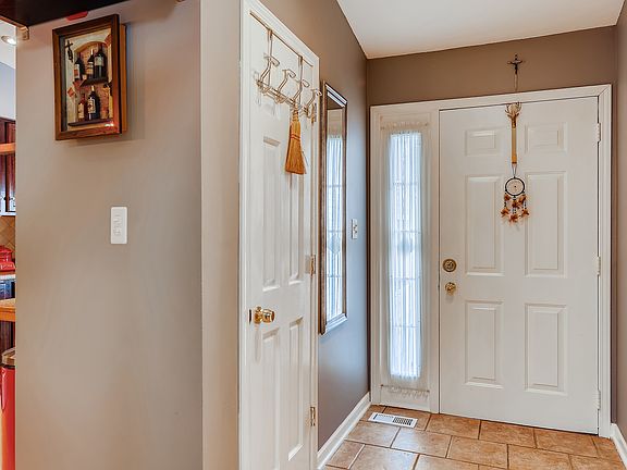 4th image of 272 Whitewood Dr