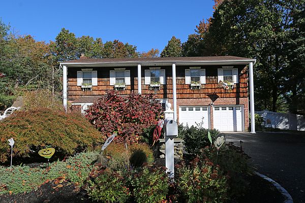 1st image of 11 Willow Ln