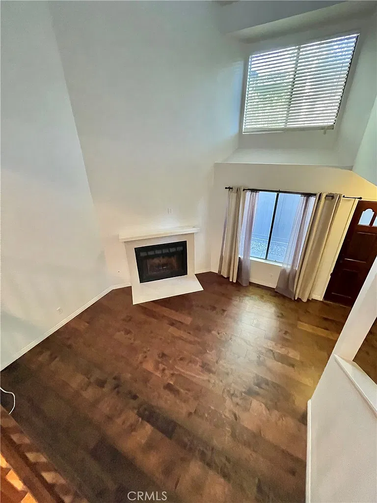 2 bed, 938 sqft, $3,300 — Photo 2