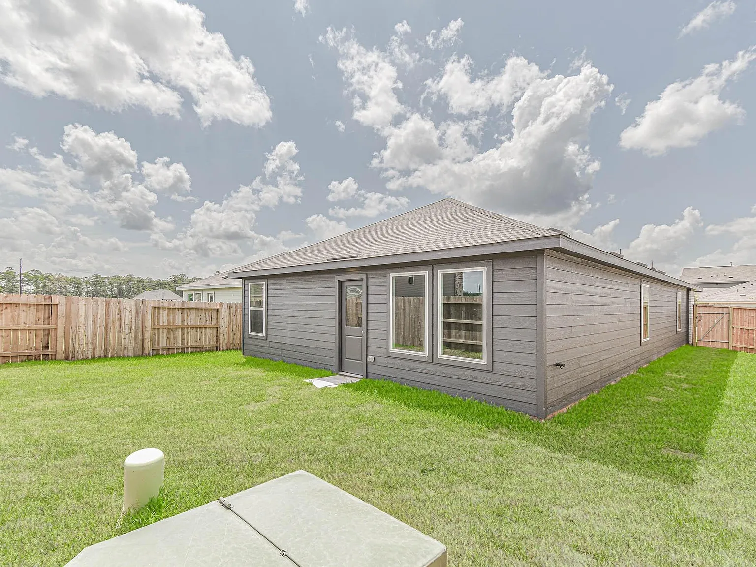 4 bed, 2.0 bath, 1607 sqft, $1,900 — Photo 3