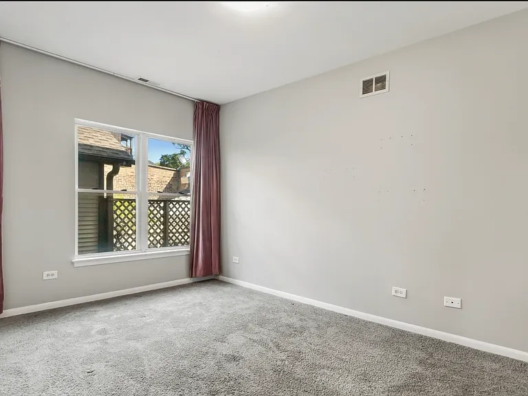 2135 N Southport Ave #301 — Photo 7