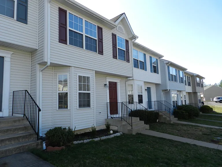 105 Merrill Ct — Photo 2