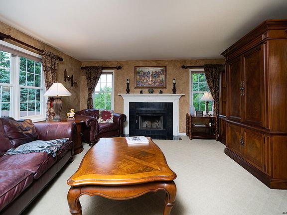 3rd image of 40 Linda Ln