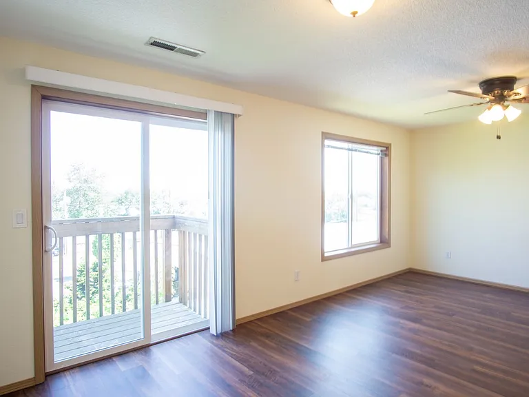 Great Piedmont 3 Bdr Townhouse w/Fireplace, DW + Garage! — Photo 14