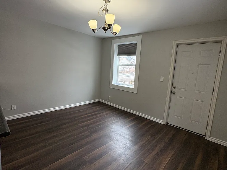 882 Redwood Ave — Photo 5