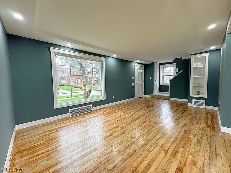 22000 Kenison Ave — Photo 4
