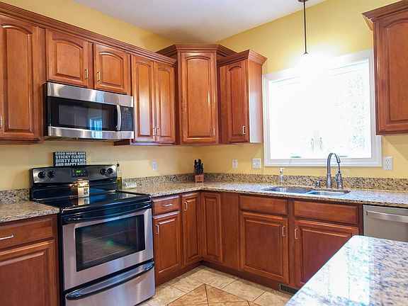 3rd image of 176 Holland Ct
