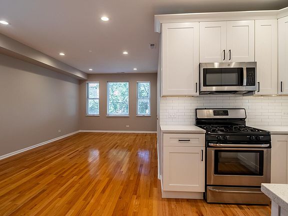 3rd image of 1063 N Wood St APT 2