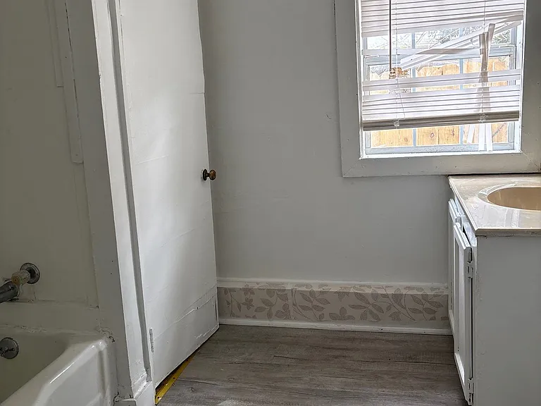 1105 N McLemore Ave #A — Photo 8