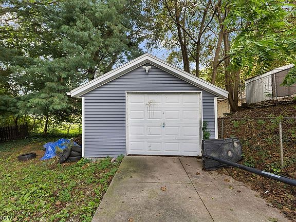 4th image of 364 Rexford St