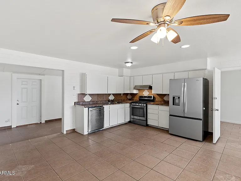 2246 W Sierra St — Photo 19