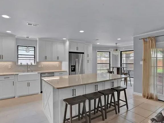 3rd image of 303 Walnut Cir