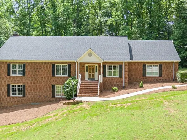 4904 Landaff Dr, Greensboro, NC 27406