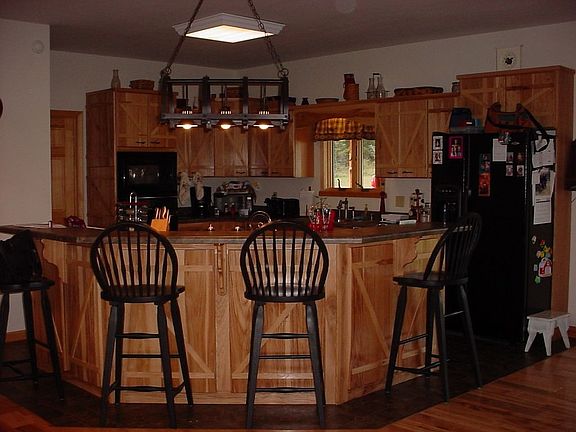 Island Kitchen w/ Counter Top Seating