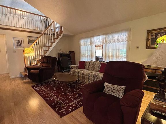 4th image of 723 Kettle Run Rd