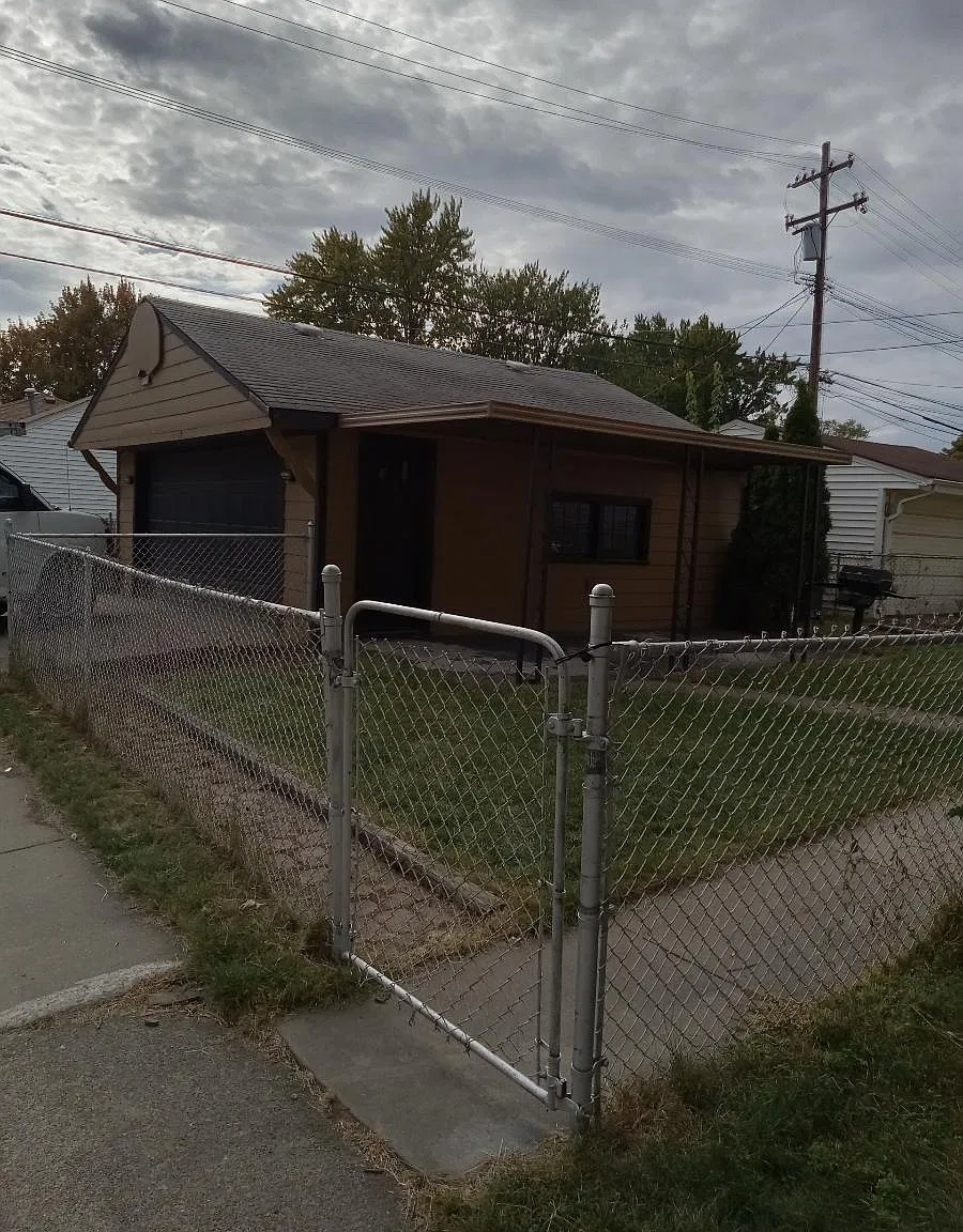 3 bed, 1350 sqft, $1,800 — Photo 2