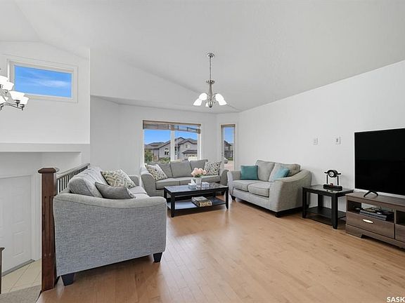 4th image of 455 Hastings CRESCENT