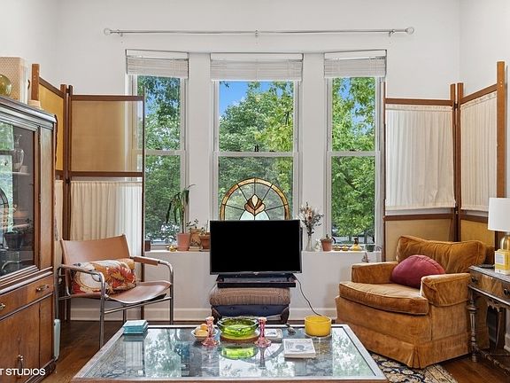 2nd image of 6221 N Greenview Ave #2