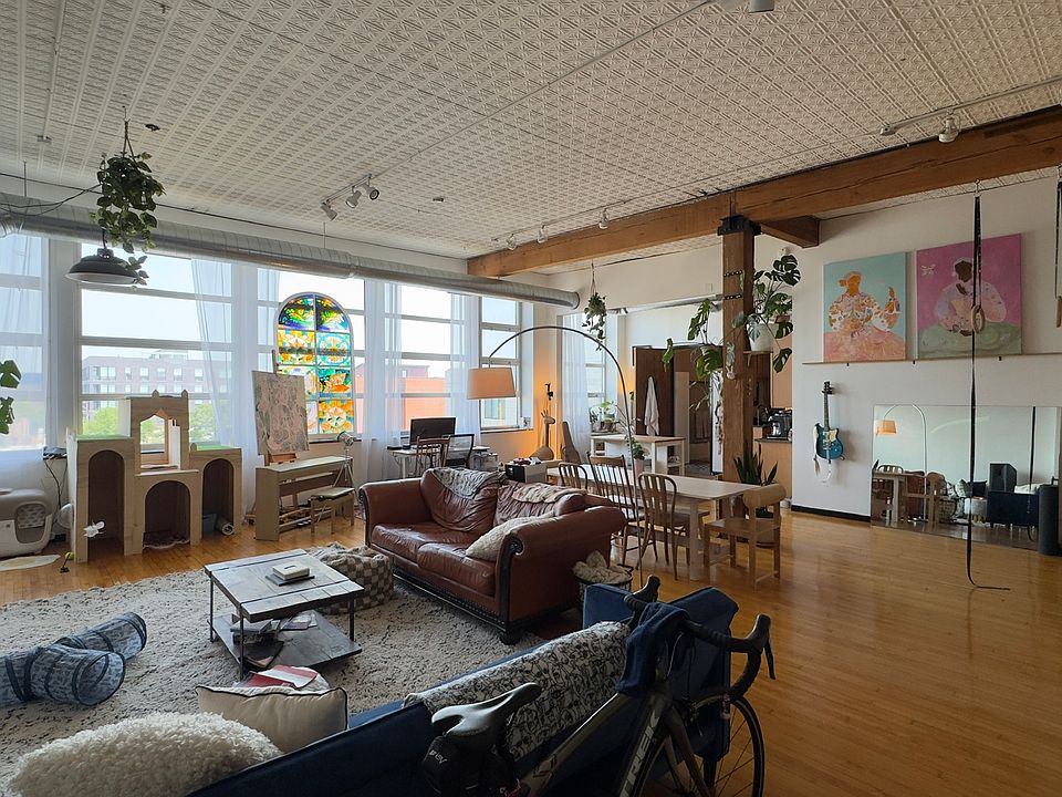 1st image of 2410 W North Ave #R