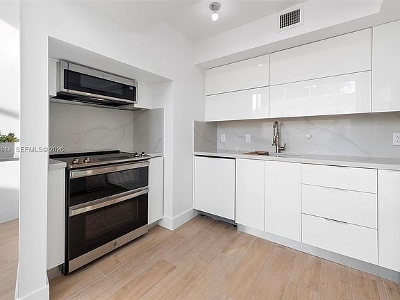 3rd image of 221 Jefferson Ave APT 2