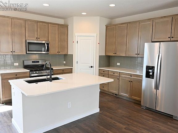 3rd image of 6689 Lily Mountain Ln